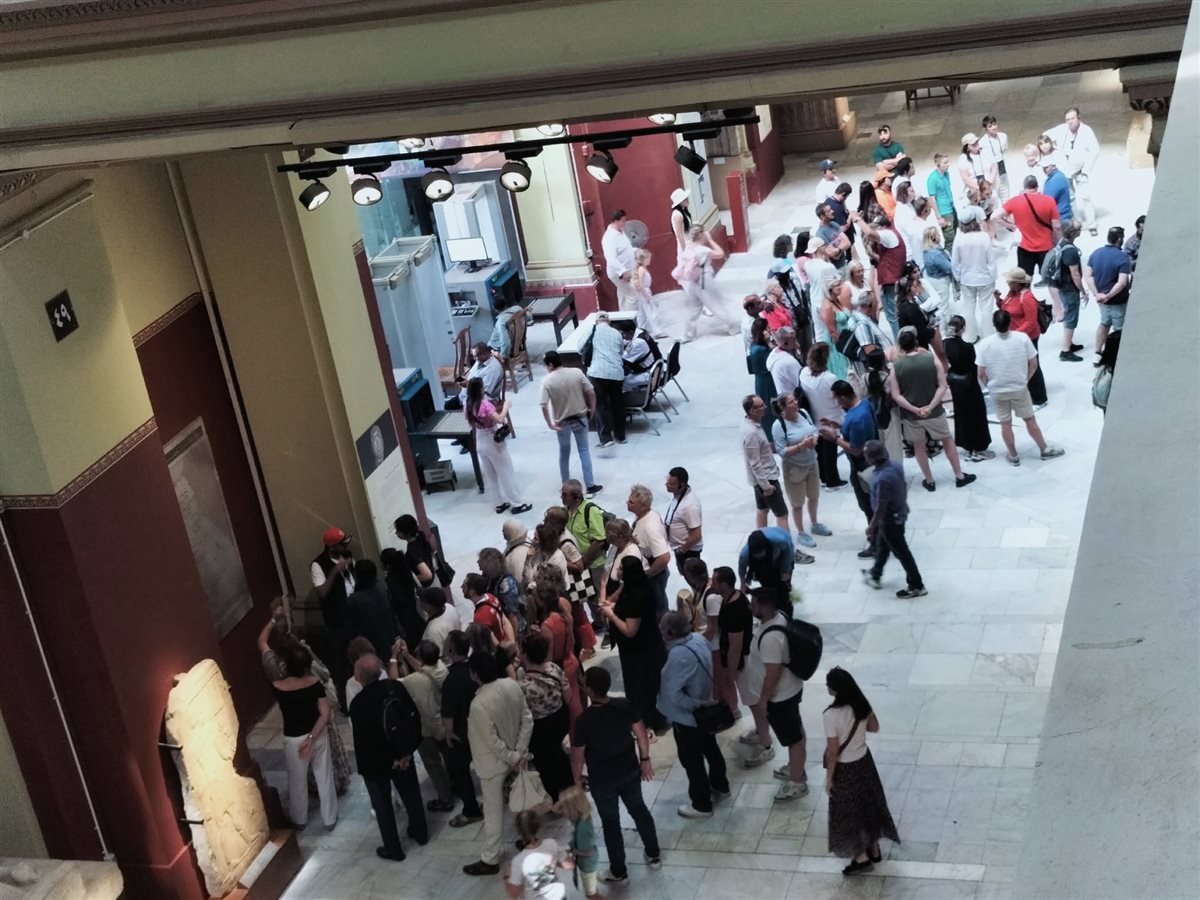  إقبال كبير من الزائرين على المتحف المصري بالتحرير لزيارة قناع توت عنخ آمون