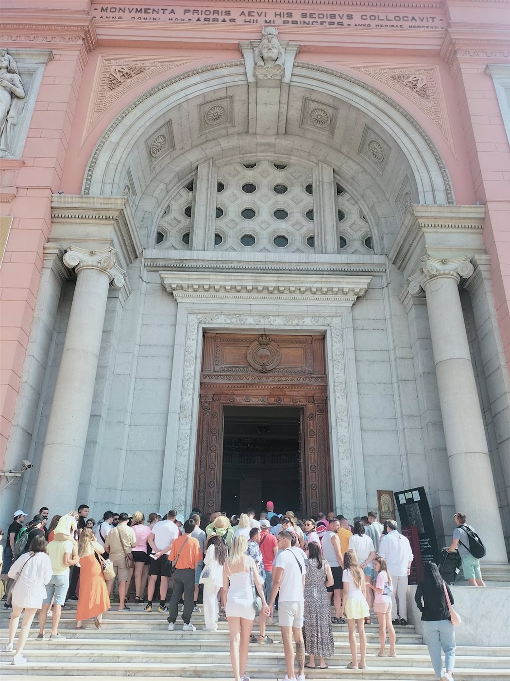  إقبال كبير من الزائرين على المتحف المصري بالتحرير لزيارة قناع توت عنخ آمون