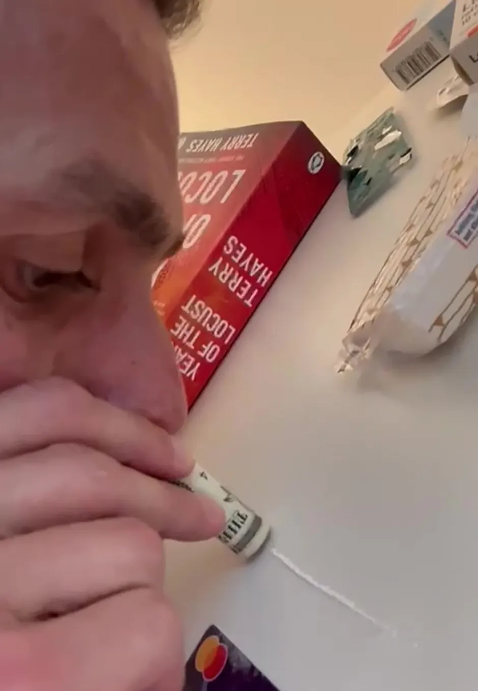 الحكم الإنجليزي ديفيد كوت أثناء تعاطيه المخدرات