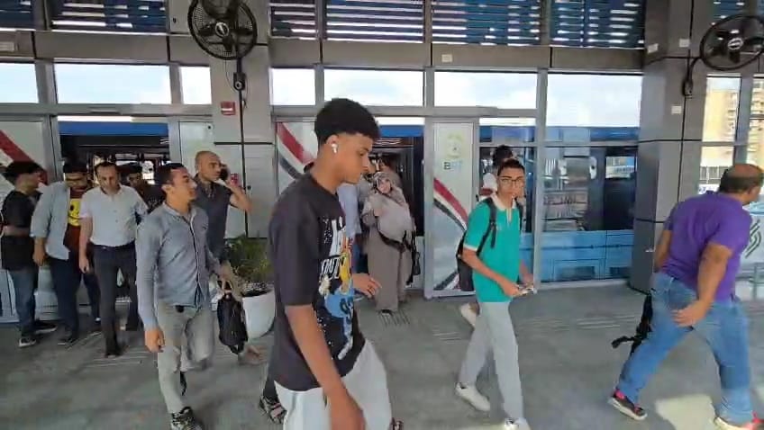 توافد المواطنين على استقلال الأتوبيس الترددي بعد تشغيله على الطريق الدائري