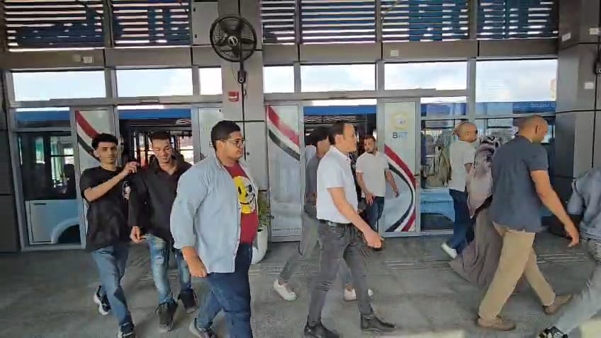 توافد المواطنين على استقلال الأتوبيس الترددي بعد تشغيله على الطريق الدائري