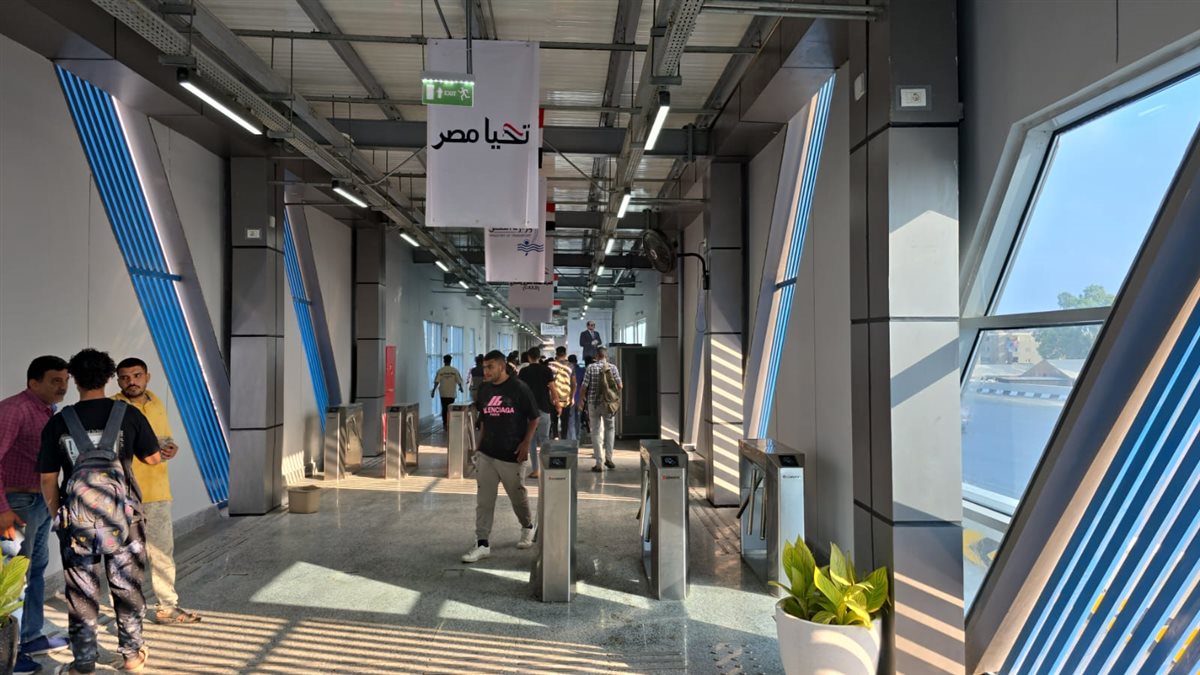 توافد المواطنين على استقلال الأتوبيس الترددي بعد تشغيله على الطريق الدائري