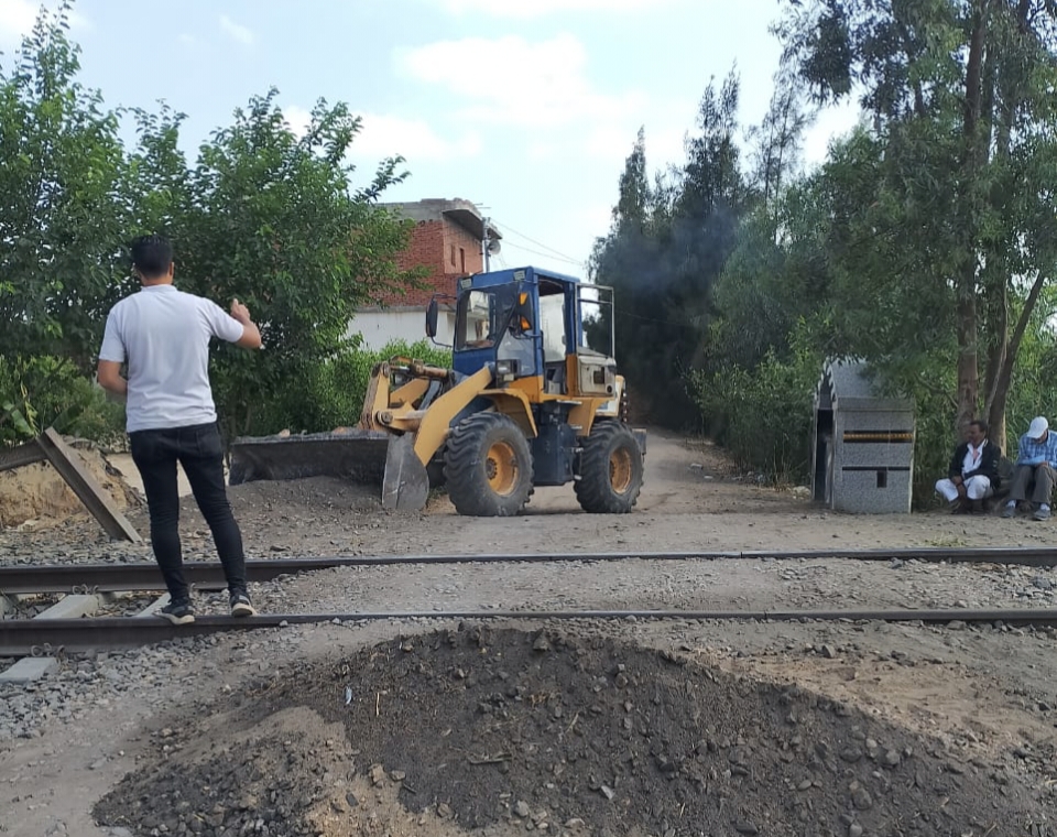 غلق معابر مخالفة على حرم السكة الحديد في البحيرة 