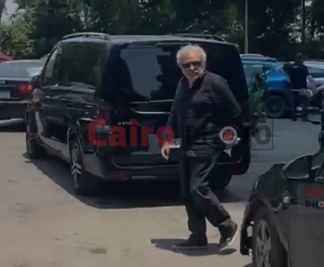 نجوم الفن أمام منزل القديرة سميحة أيوب لتشييع جثمانها