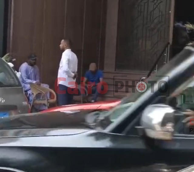 نجوم الفن أمام منزل القديرة سميحة أيوب لتشييع جثمانها