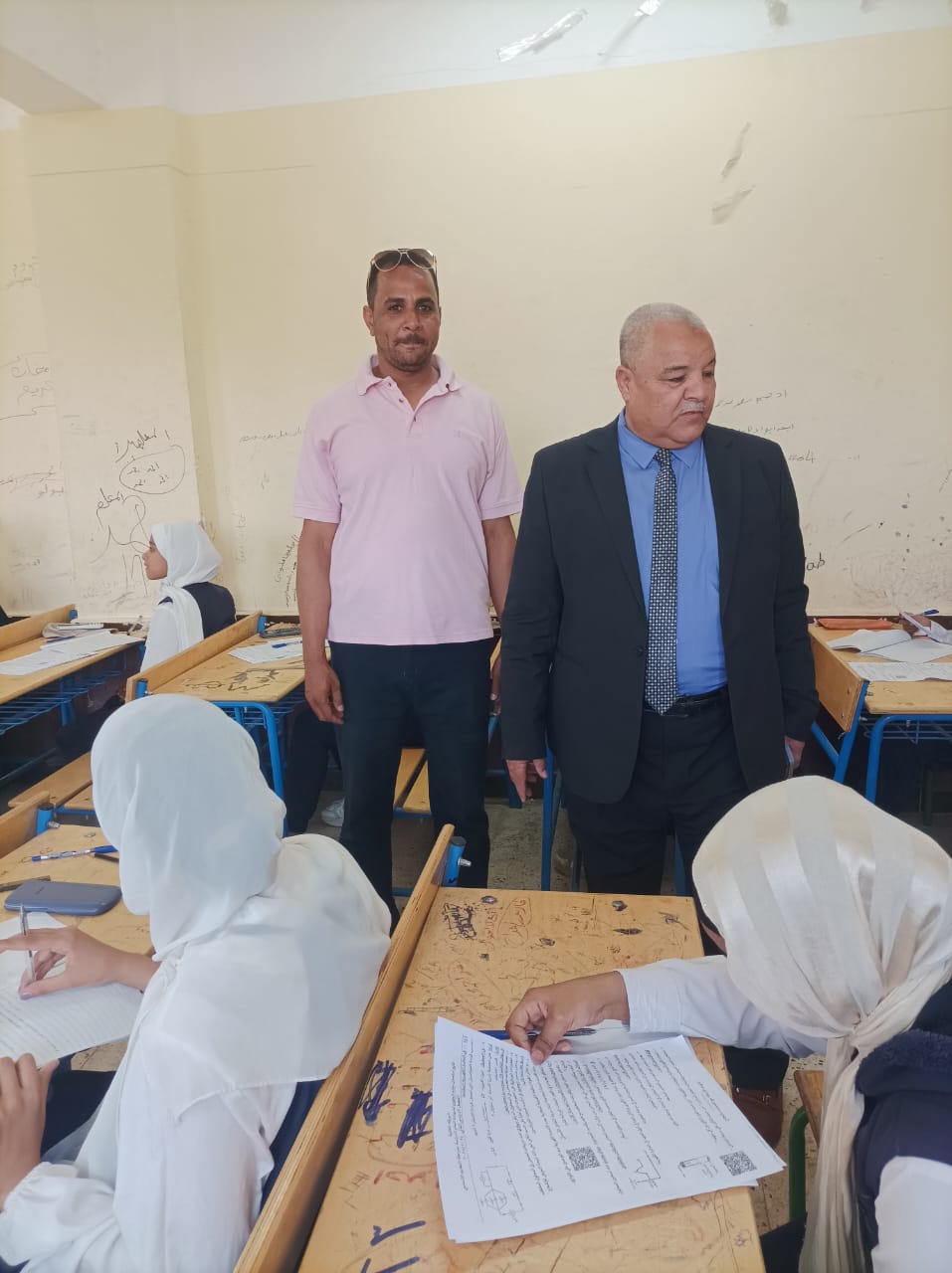 وكيل وزارة التعليم بالأقصر يتفقد لجان الاعداديه