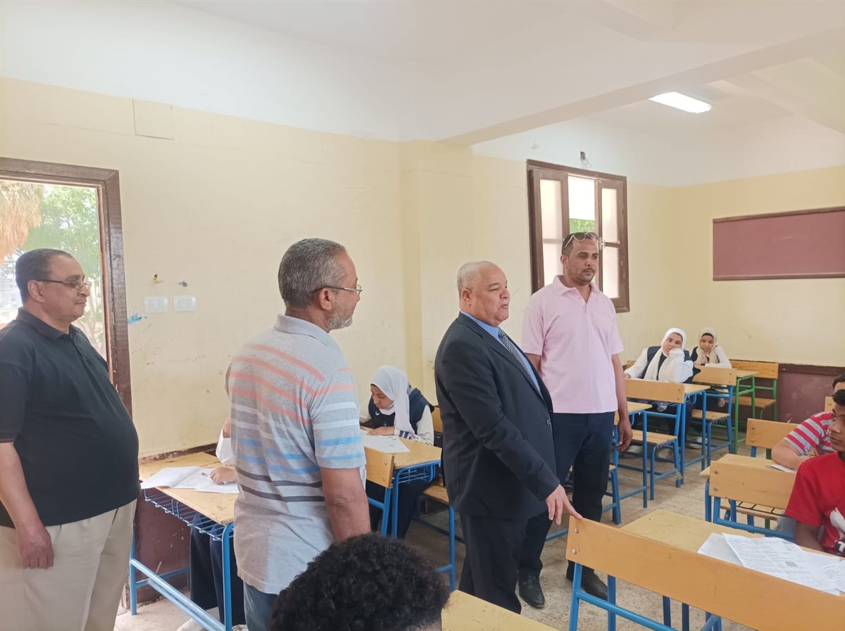 وكيل وزارة التعليم بالأقصر يتفقد لجان الاعداديه