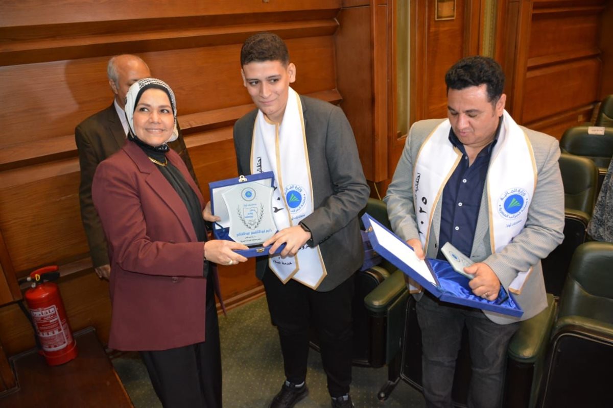 الضرائب  تكرم العاملين الفائزين بالمسابقات الدينية دعمًا للوحدة الوطنية 