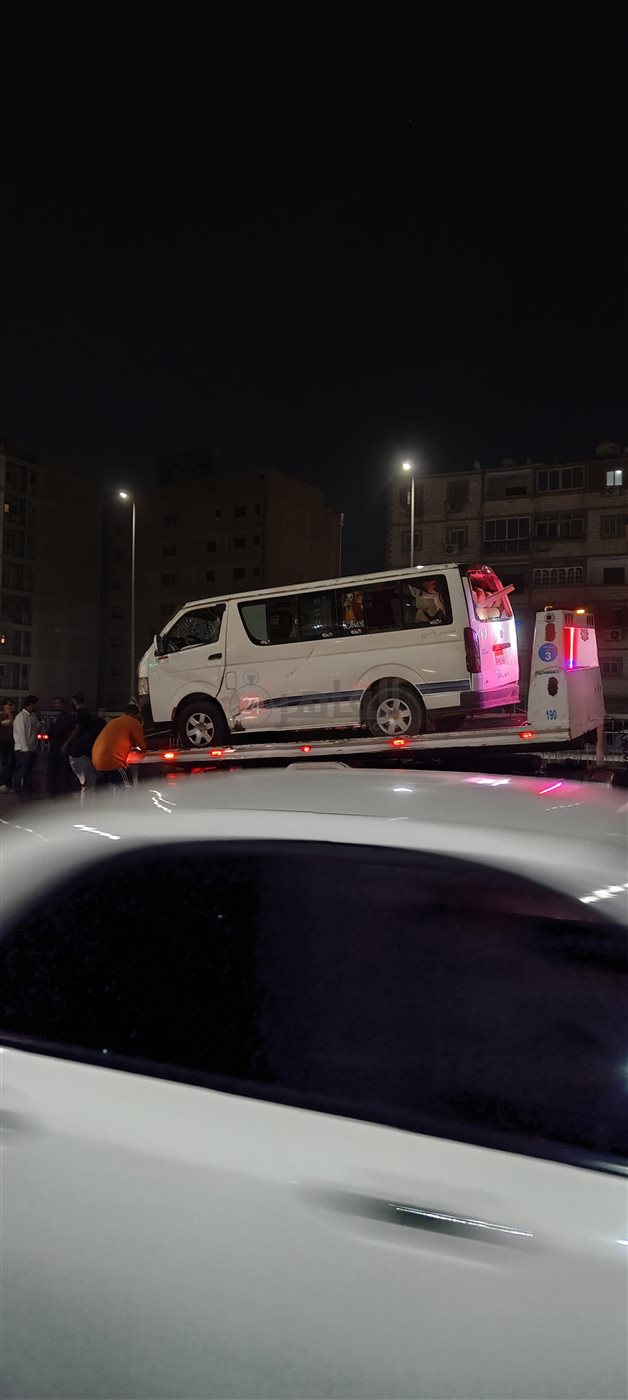 ميكروباص مُنقلب على الدائري