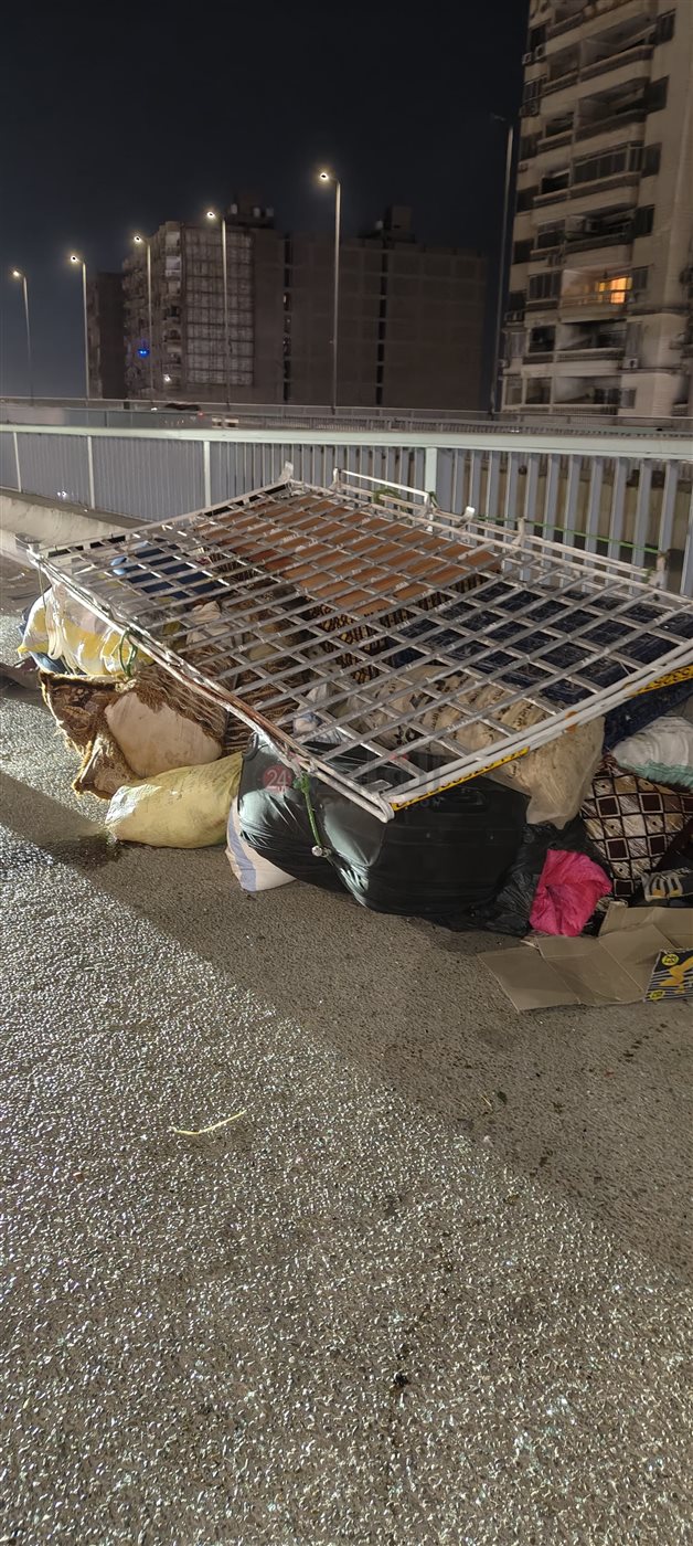 ميكروباص مُنقلب على الدائري