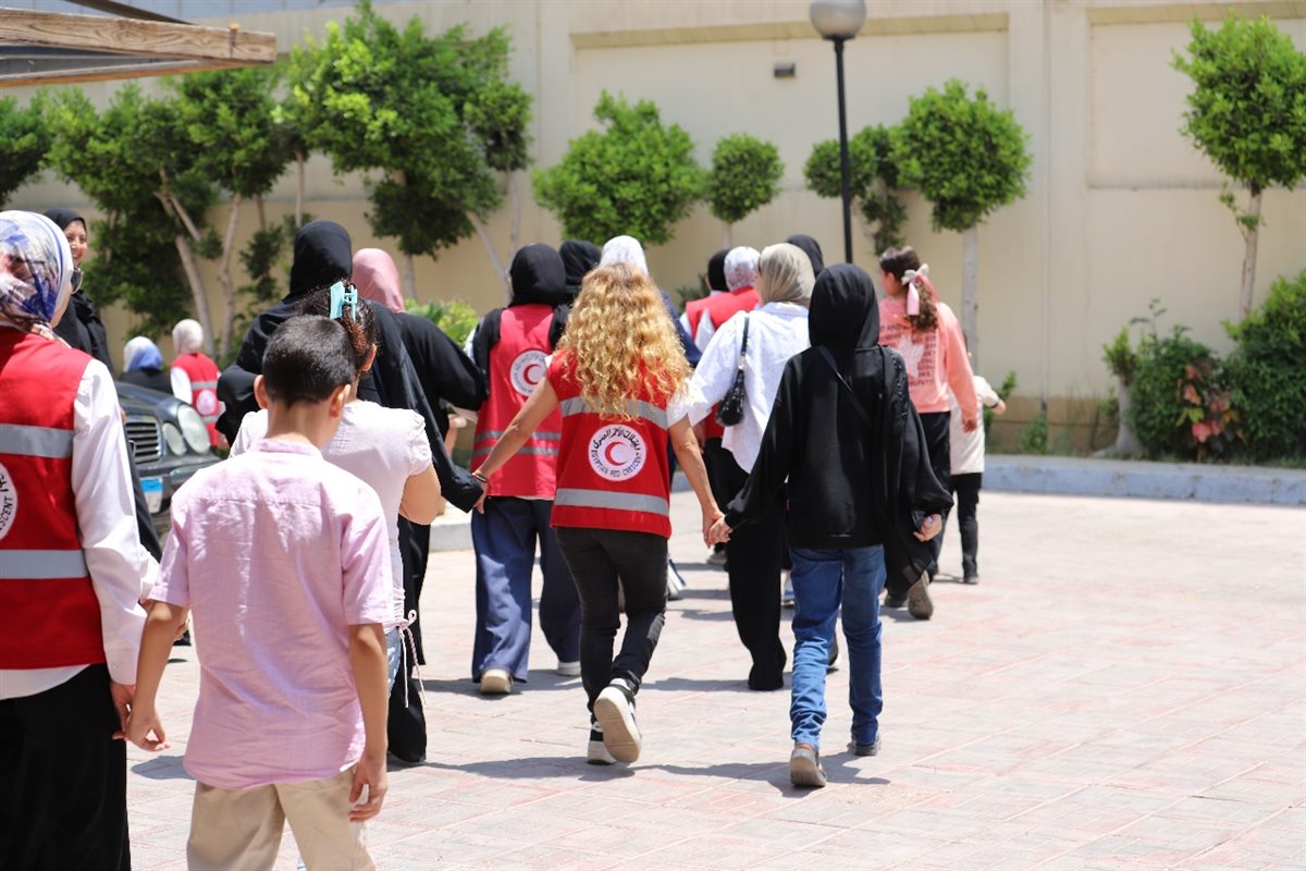 <strong>الهلال الأحمر المصري يوزع ملابس العيد على أطفال الأسر الفلسطينية والمصرية الأكثر احتياجًا | صور</strong>