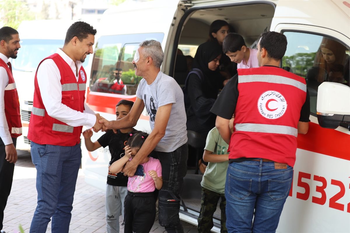 <strong>الهلال الأحمر المصري يوزع ملابس العيد على أطفال الأسر الفلسطينية والمصرية الأكثر احتياجًا | صور</strong>