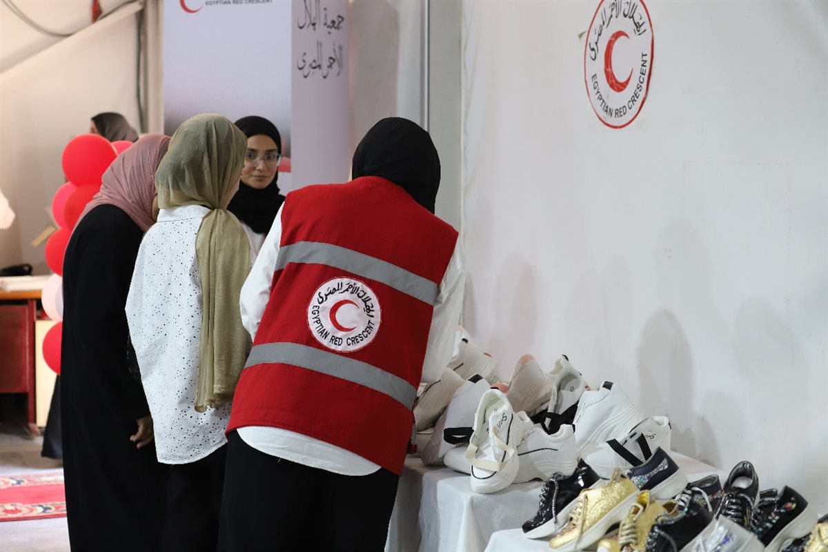 الهلال الأحمر المصري يوزع ملابس العيد على أطفال الأسر الفلسطينية والمصرية الأكثر احتياجًا | صور