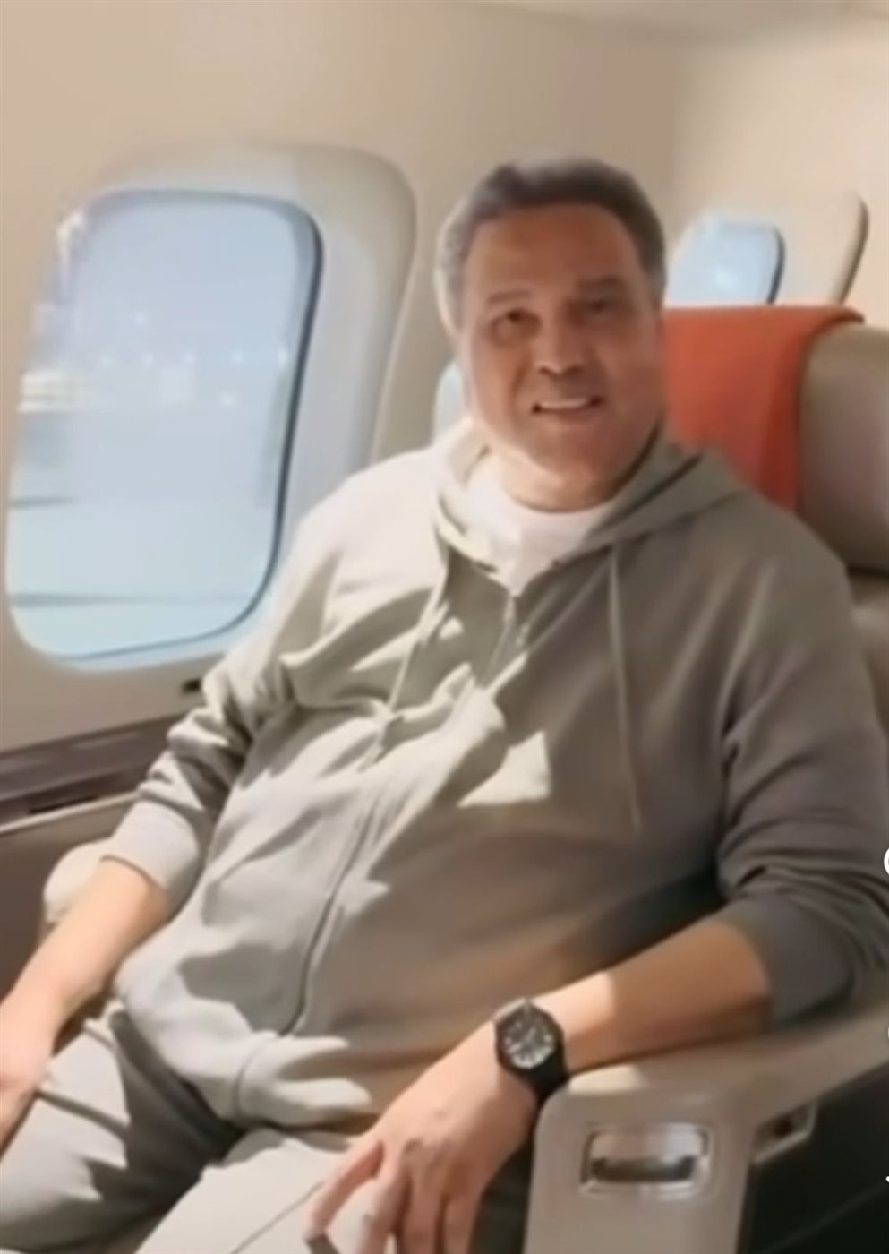 محمد عبده يطير إلى دبي لإحياء أولى حفلاته في عيد الأضحى بعد شفائه من الوعكة الصحية