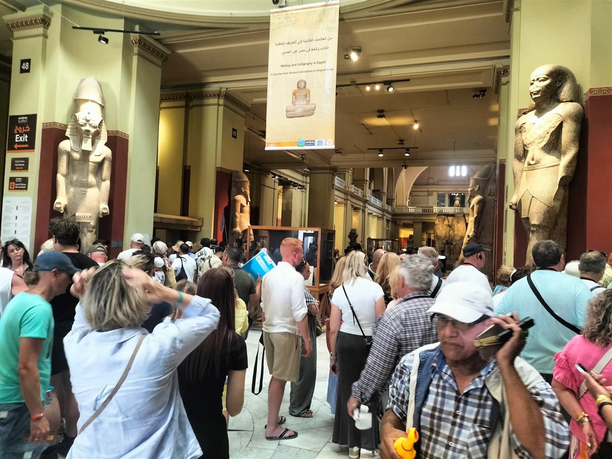إقبال كبير من السائحين لزيارة المتحف المصري بالتحرير 