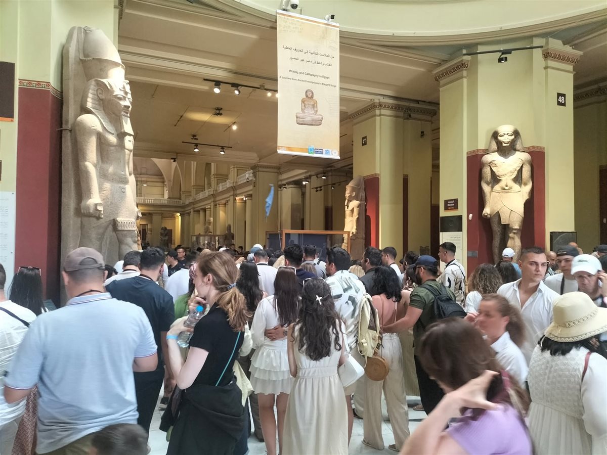 إقبال كبير من السائحين لزيارة المتحف المصري بالتحرير 