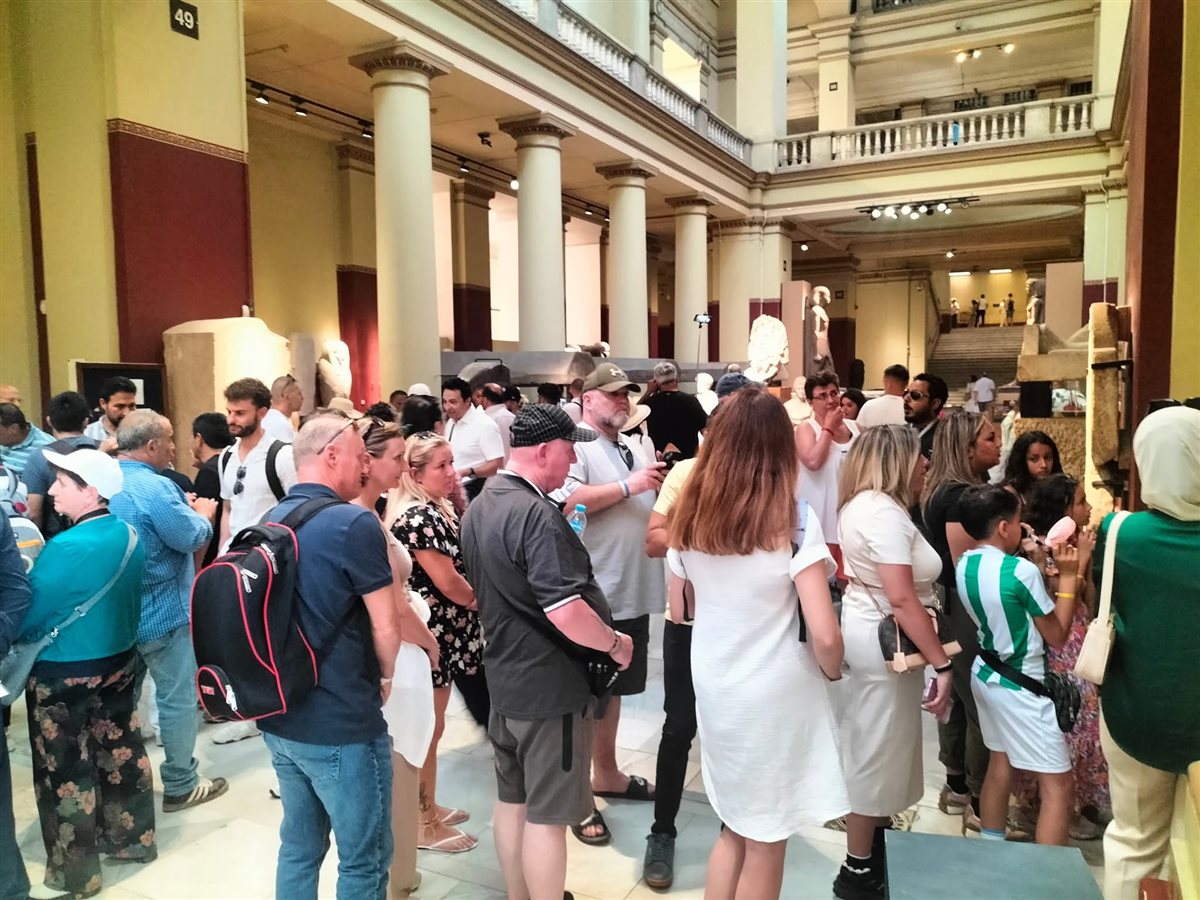 إقبال كبير من السائحين لزيارة المتحف المصري بالتحرير 
