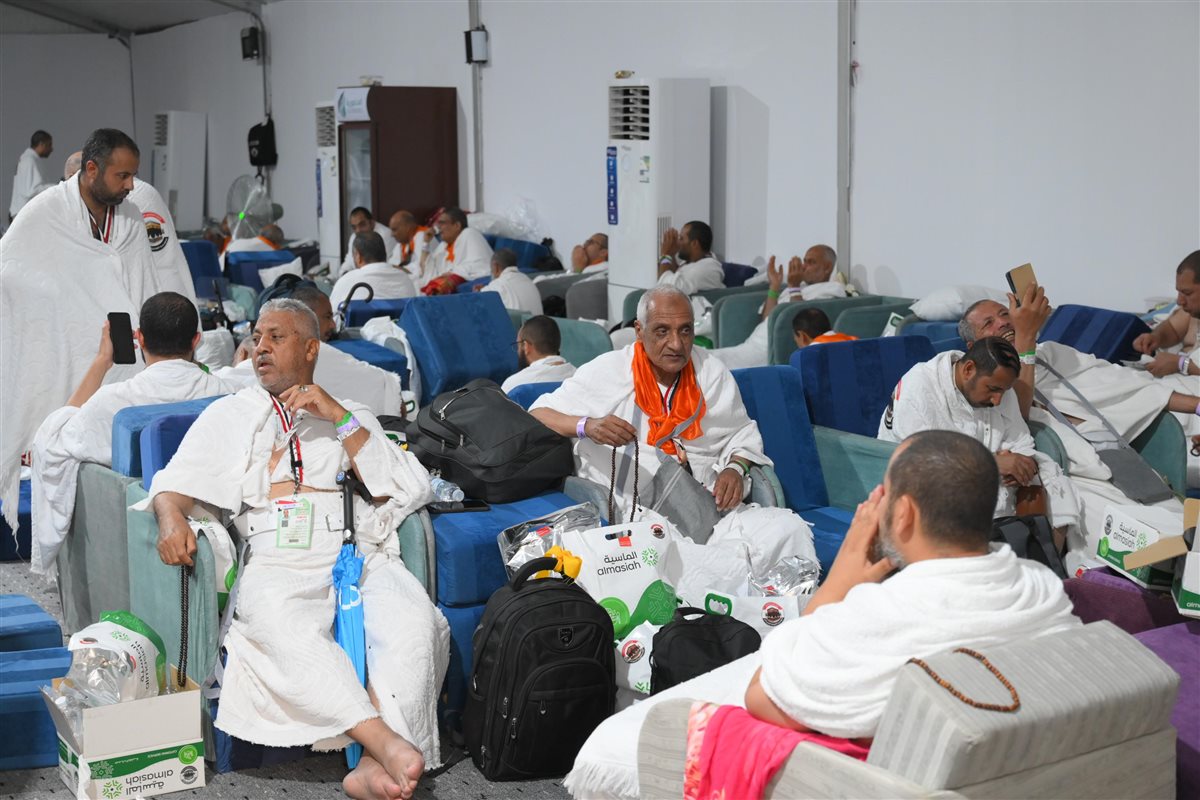 حجاج الجمعيات الأهلية يتوجهون إلى مزدلفة مع غروب شمس عرفة