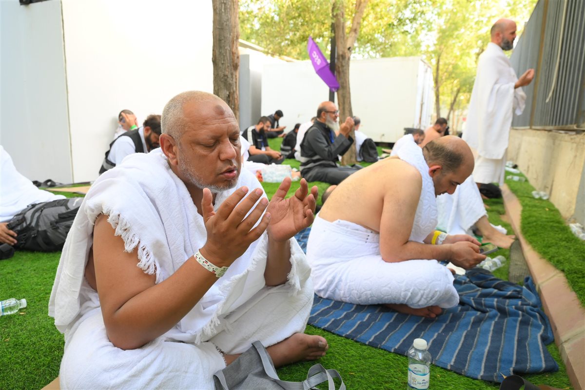 حجاج الجمعيات الأهلية يتوجهون إلى مزدلفة مع غروب شمس عرفة