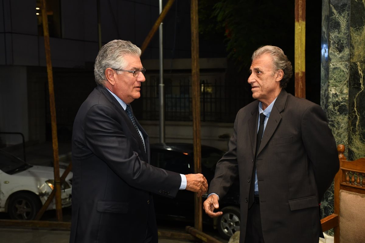 جوم الفن يقدمون واجب العزاء في الفنانة سميحة أيوب بمسجد عمر مكرم