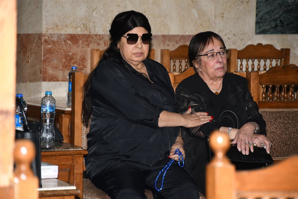 جوم الفن يقدمون واجب العزاء في الفنانة سميحة أيوب بمسجد عمر مكرم