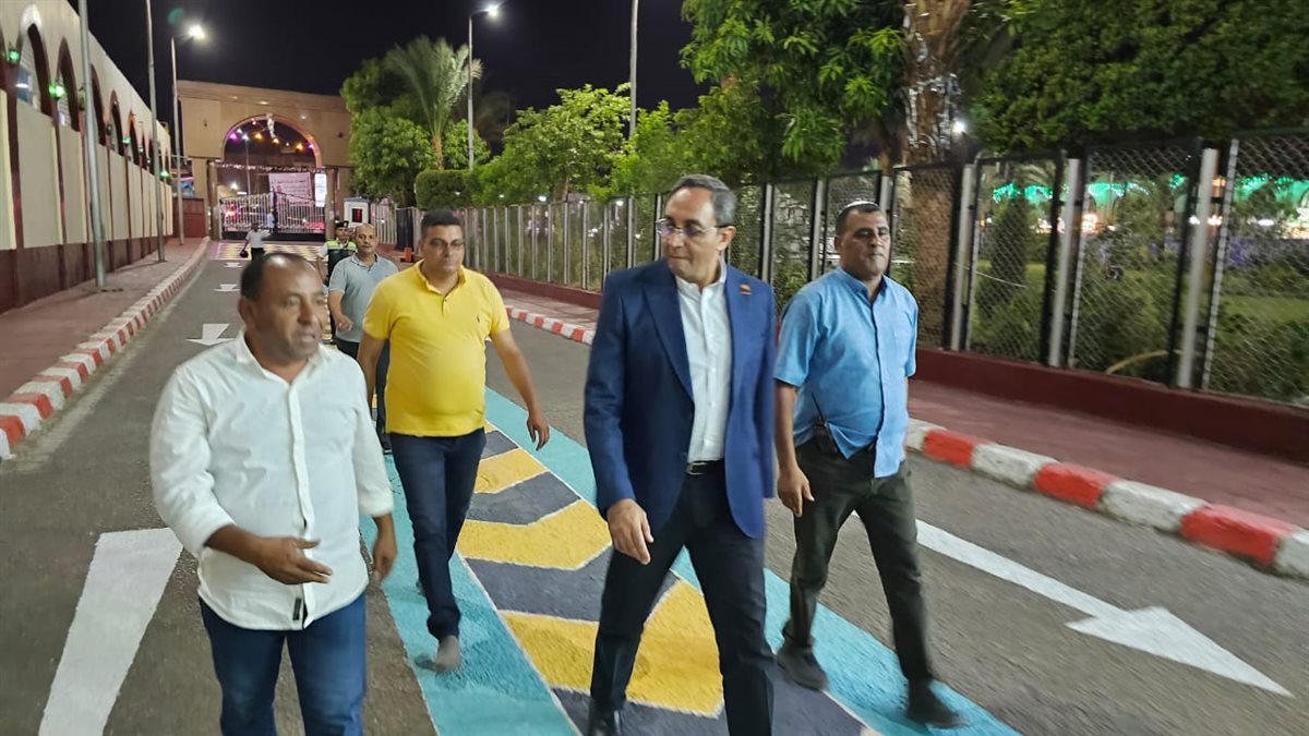 محافظ قنا يتفقد ساحات مسجد عبدالرحيم القناوي 