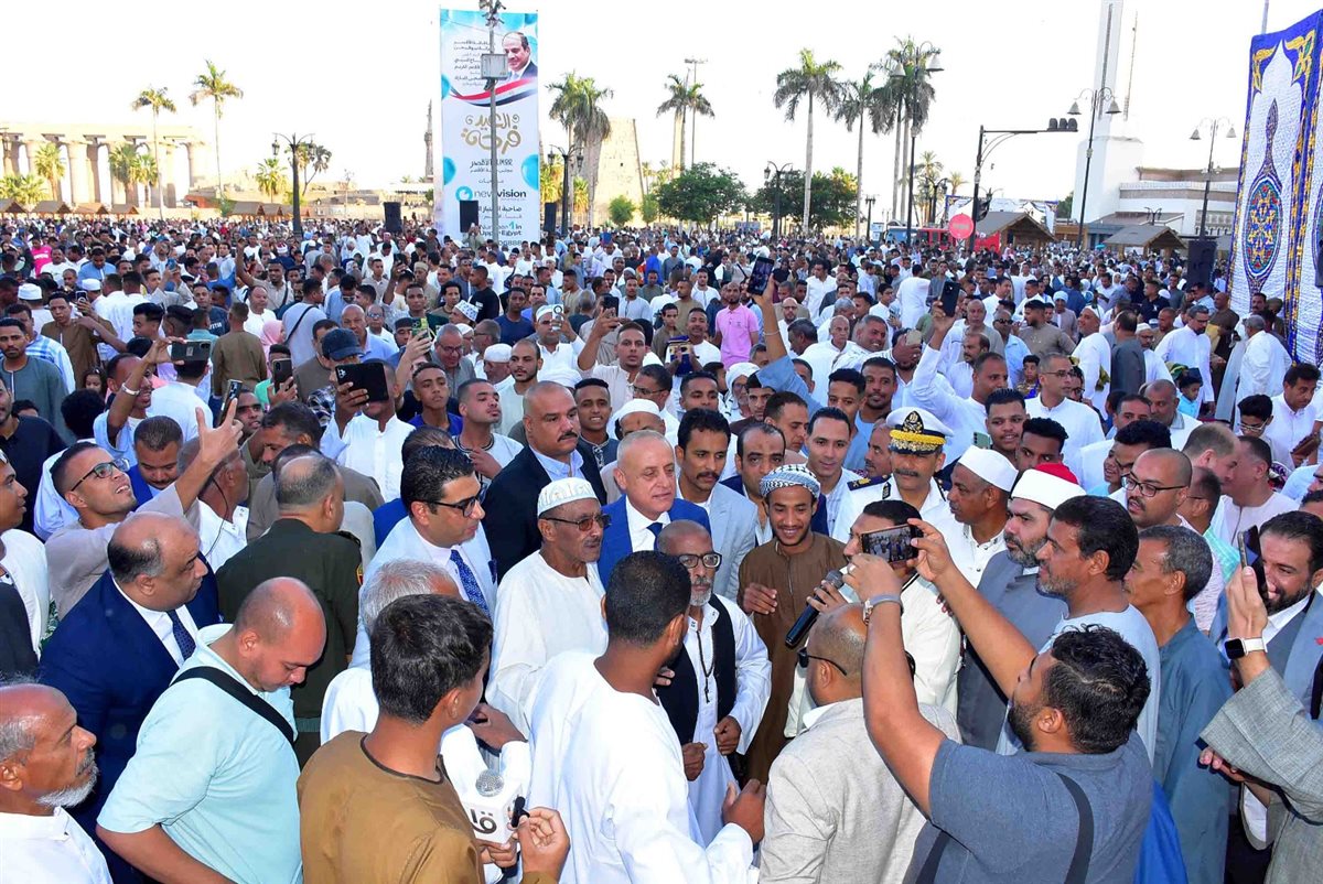 محافظ الأقصر وسط الأهالي في صلاة العيد