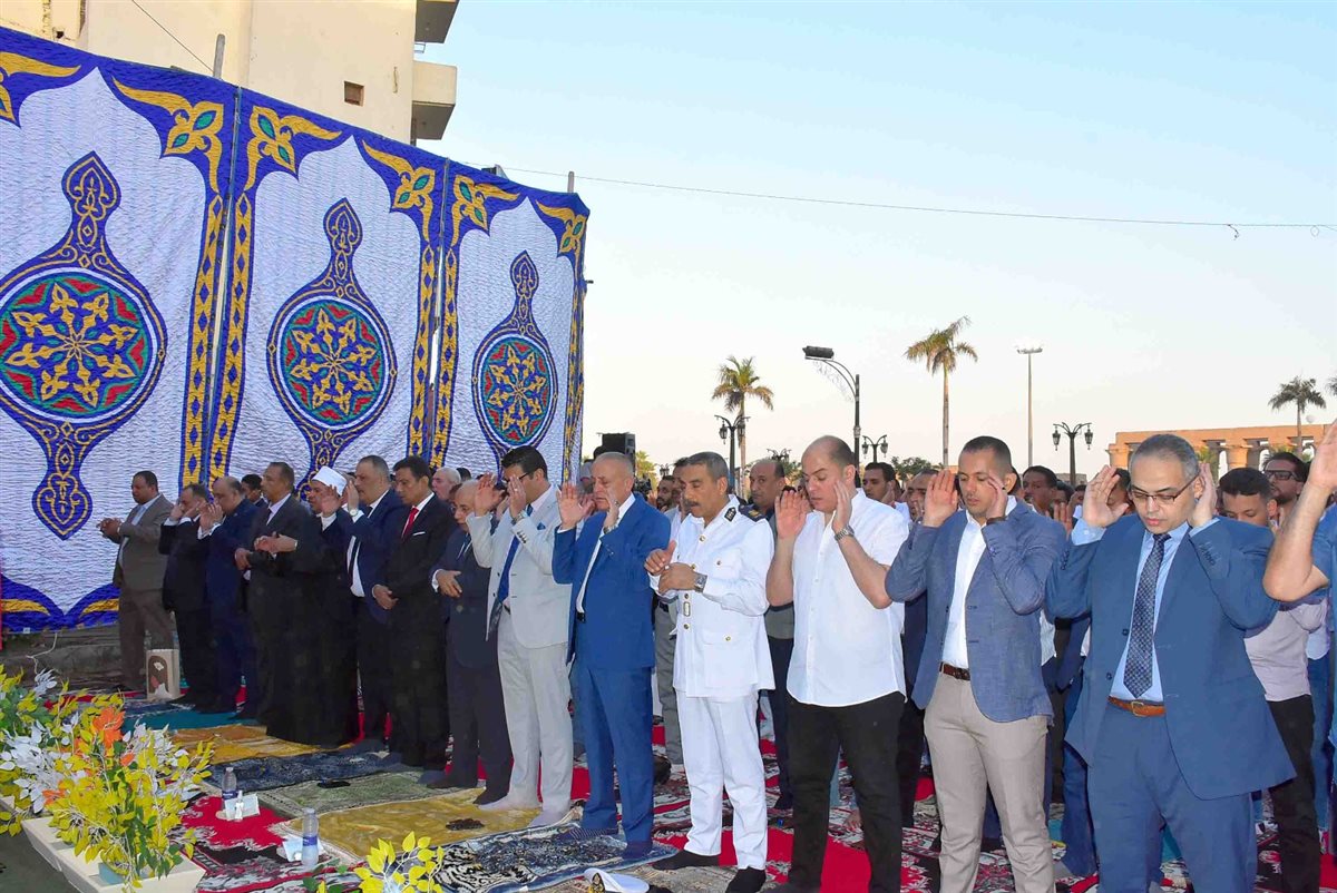 محافظ الأقصر وسط الأهالي في صلاة العيد