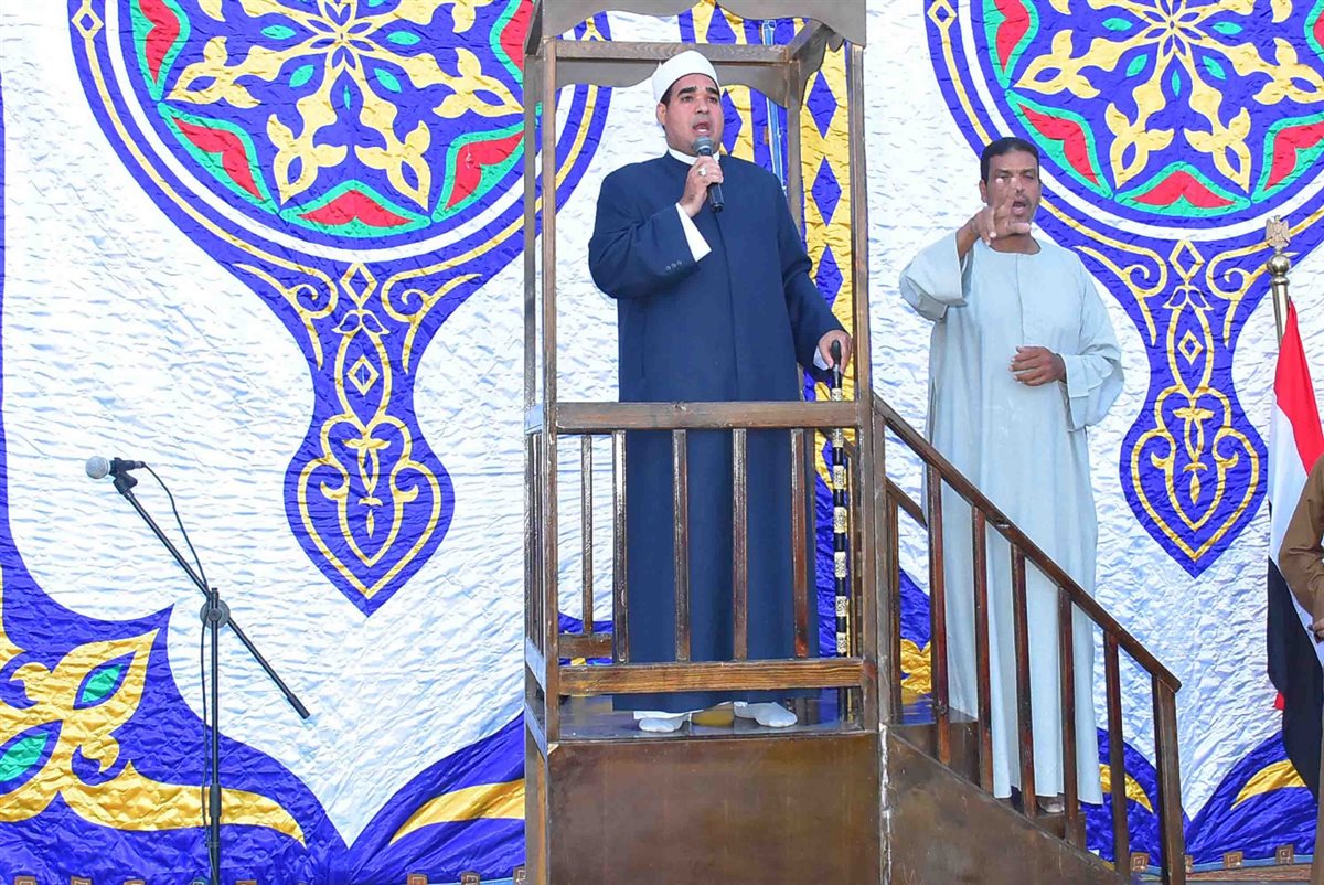 محافظ الأقصر وسط الأهالي في صلاة العيد