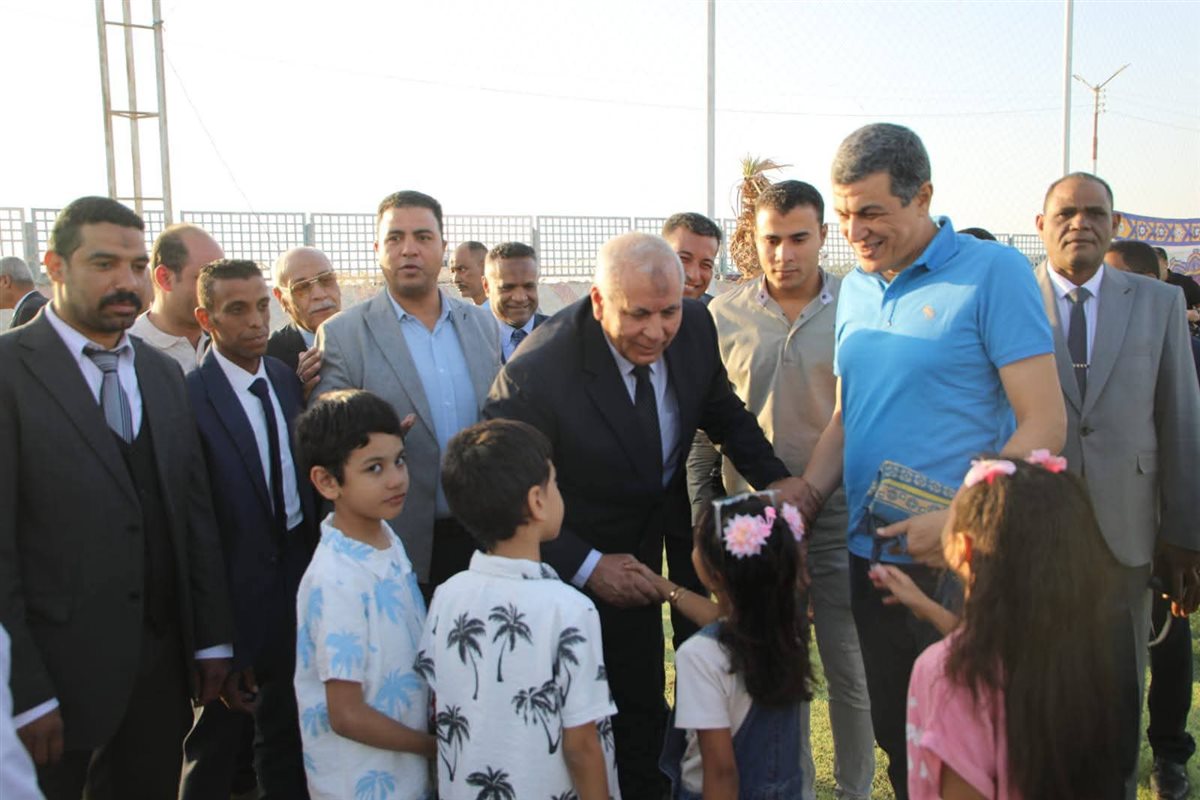 <br>محافظ الوادى الجديد يوزع هدايا وعيدية على الاطفال