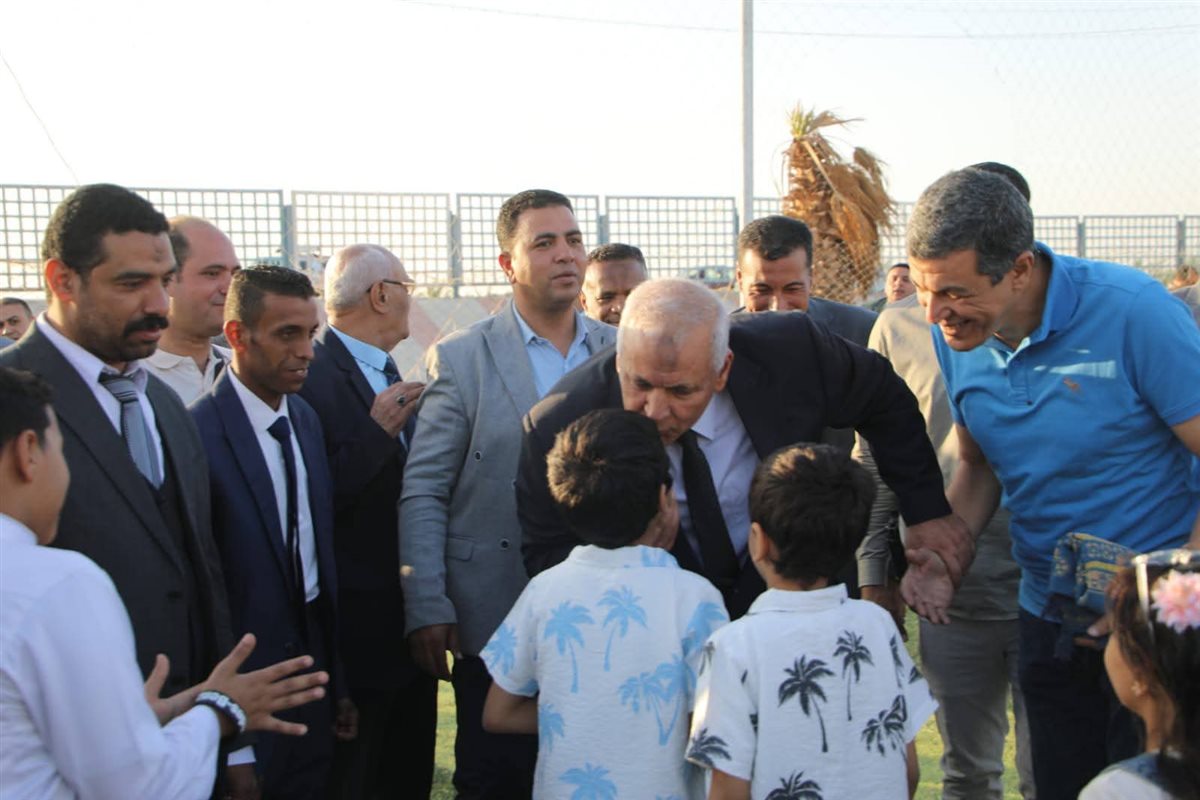 <br>محافظ الوادى الجديد يوزع هدايا وعيدية على الاطفال