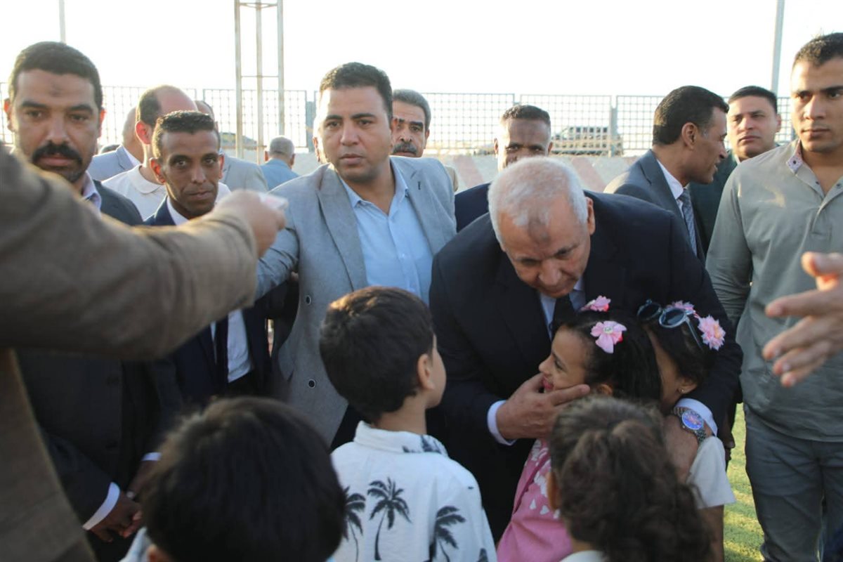 محافظ الوادى الجديد يوزع هدايا وعيدية على الاطفال