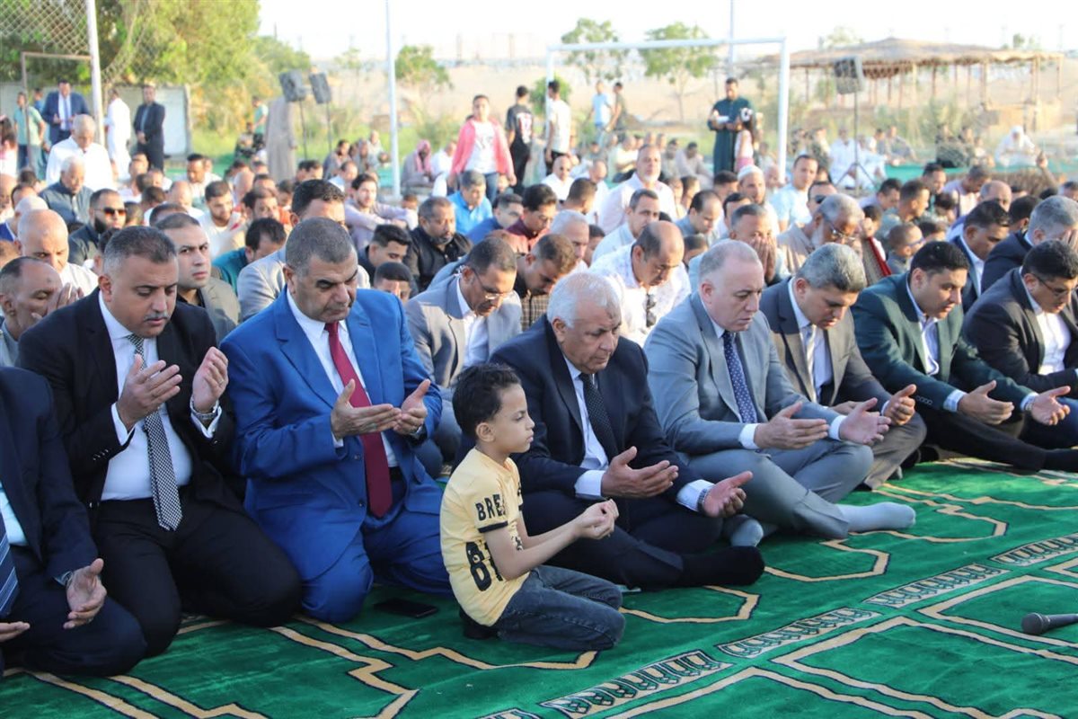 محافظ الوادى الجديد يوزع هدايا وعيدية على الاطفال