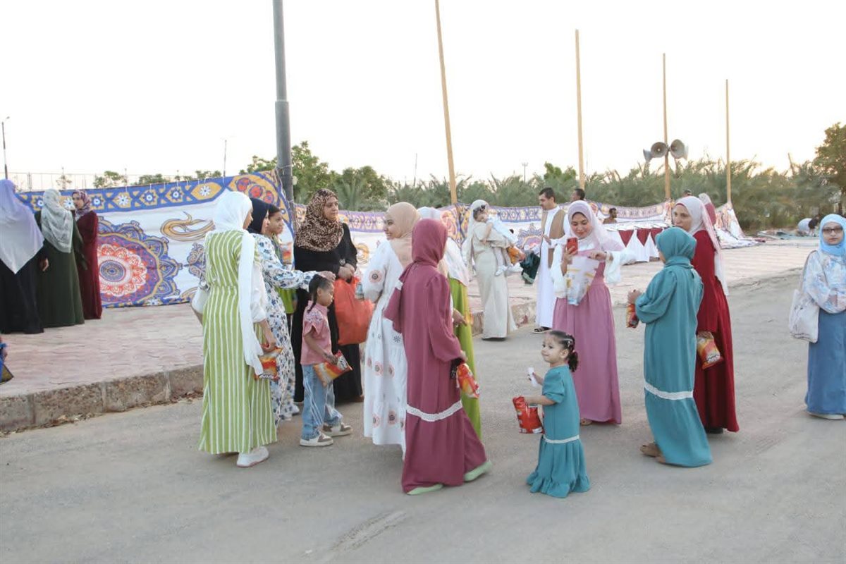 محافظ الوادى الجديد يوزع هدايا وعيدية على الاطفال