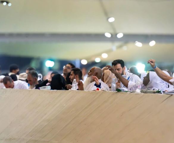 حجاج بيت الله يرمون الجمرات في منى صباح عيد الأضحى