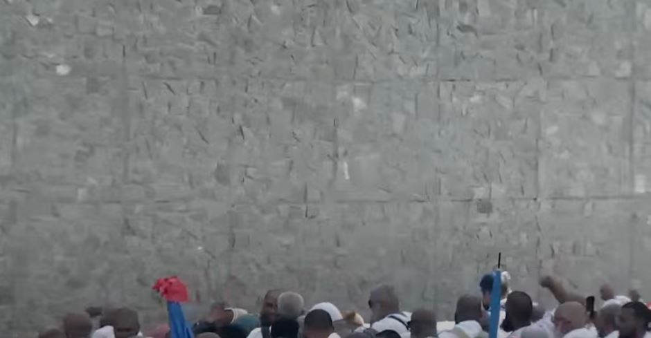 حجاج بيت الله يرمون الجمرات في منى صباح عيد الأضحى