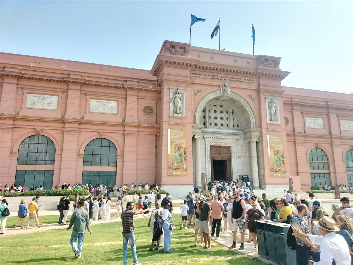 إقبال كبير من السائحين على زيارة المتحف المصري بالتحرير