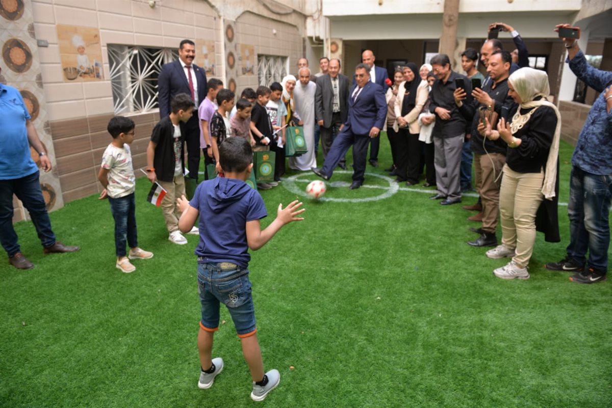محافظ الدقهلية يشارك أطفال دار المساعي اللعب بالكرة