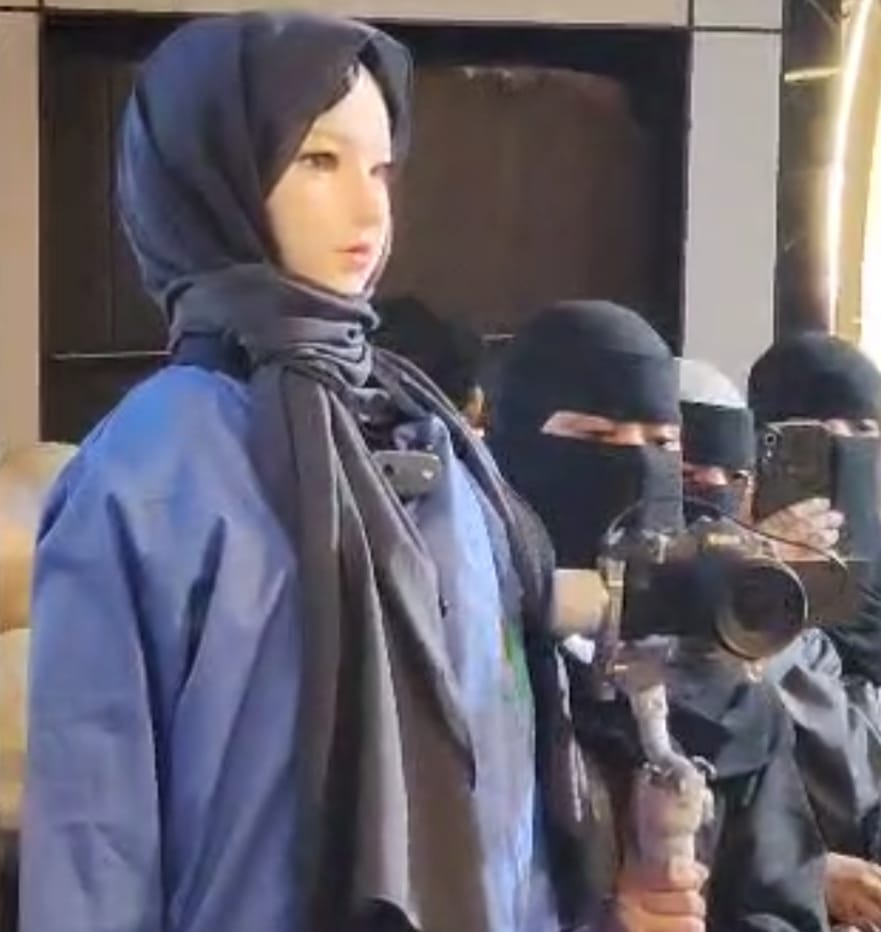 ربوتان يتحدثان للحجاج ويقومان بالإرشاد والتوعية