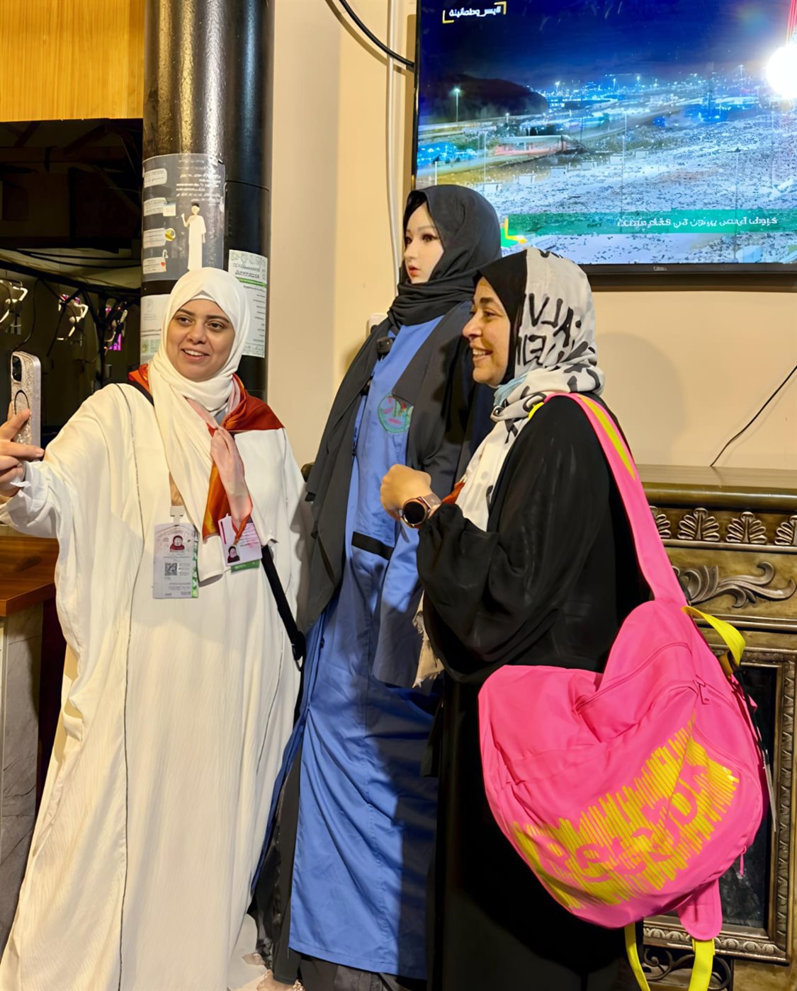 ربوتان يتحدثان للحجاج ويقومان بالإرشاد والتوعية