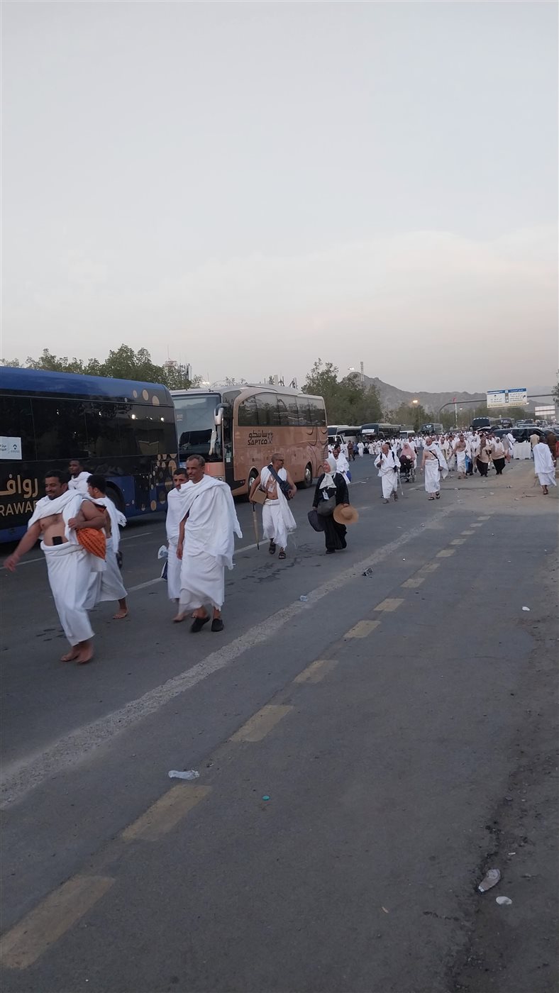 حجاج السياحة يبدأون أداء نسك رمي الجمرات في مشعر منى 