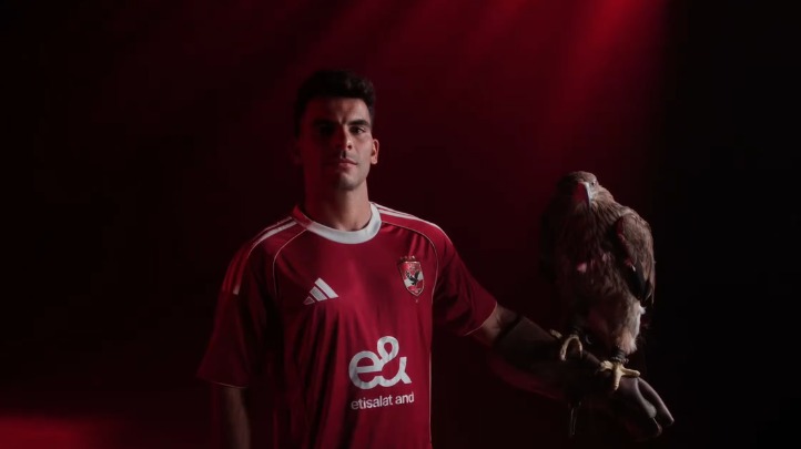 لقطات من إعلان تقديم زيزو لاعبا للأهلي