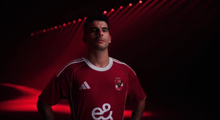 لقطات من إعلان تقديم زيزو لاعبا للأهلي