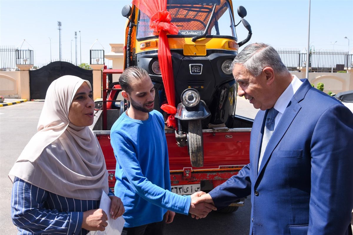 محافظ الإسكندرية يسلم سيدة توك توك 