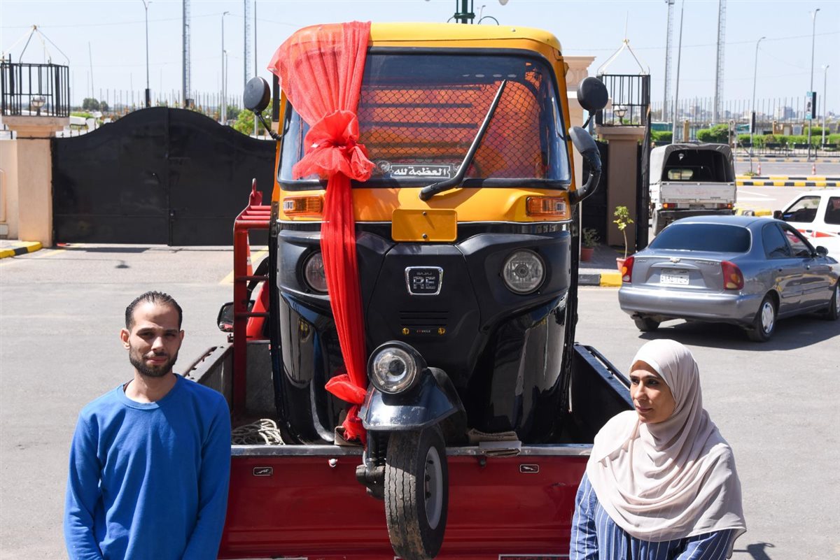 محافظ الإسكندرية يسلم سيدة توك توك 