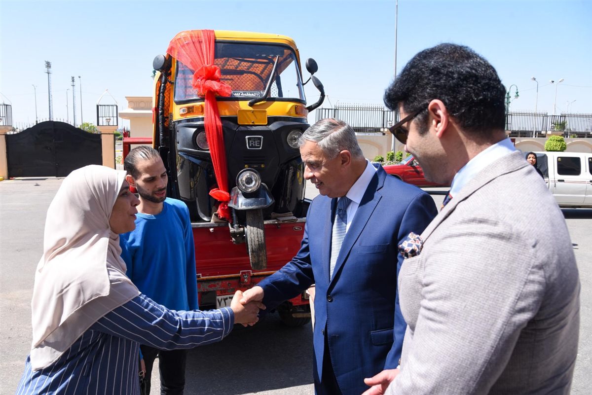 محافظ الإسكندرية يسلم سيدة توك توك 