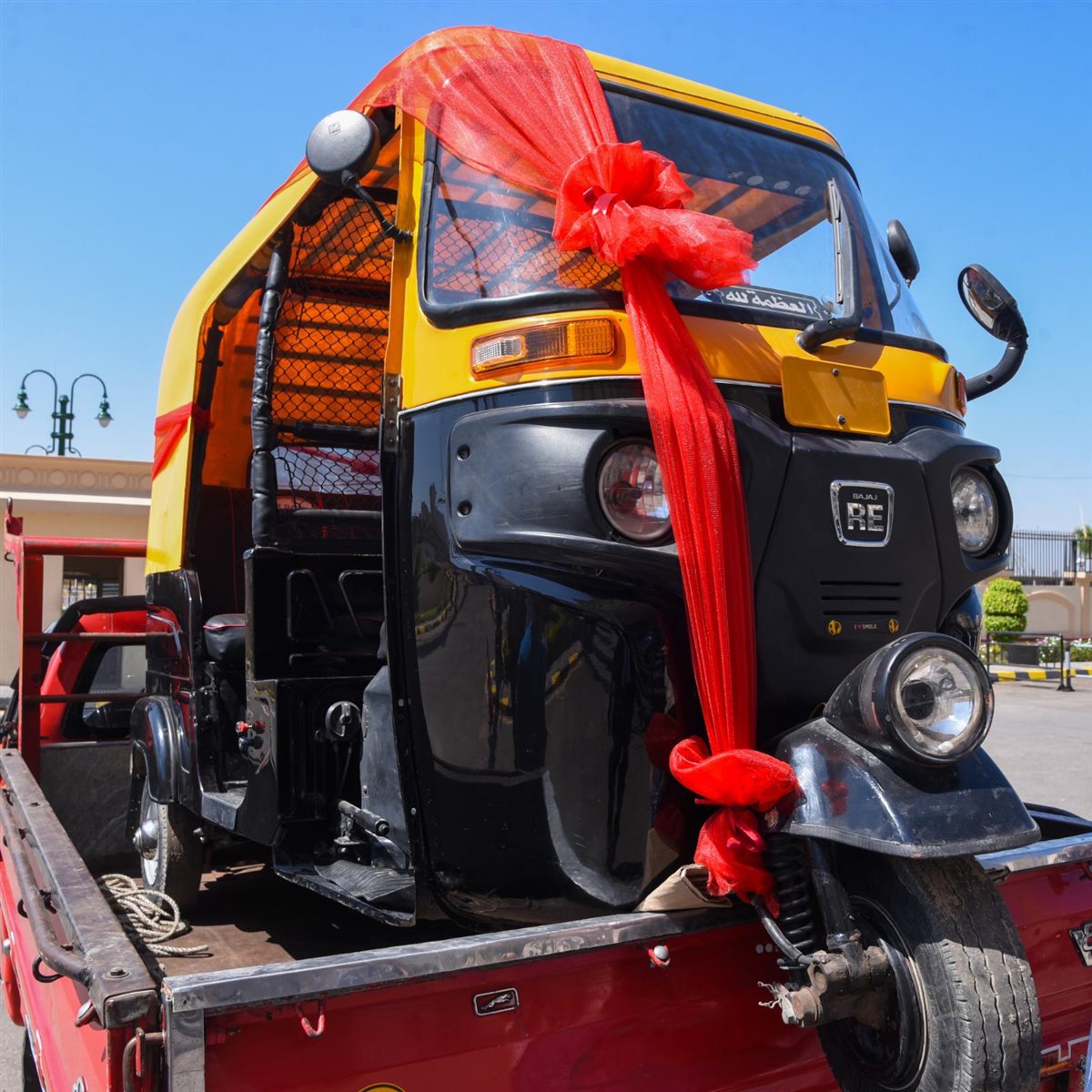 محافظ الإسكندرية يسلم سيدة توك توك 