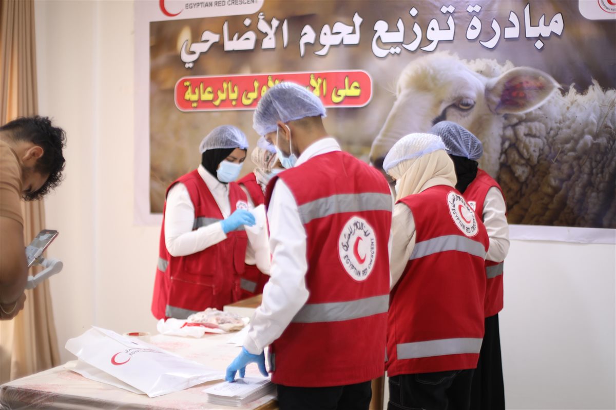 الهلال الأحمر المصري يوزع أضاحي العيد