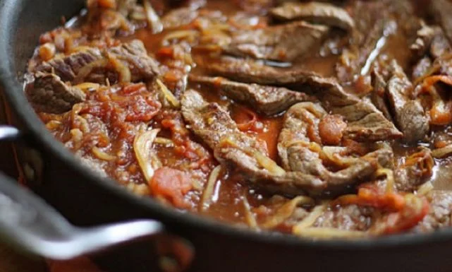 طريقة عمل صينية اللحمة بالبصل في الفرن