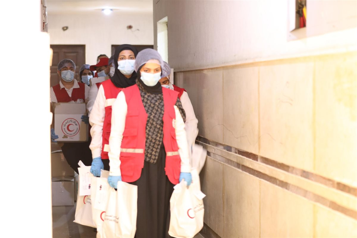 الهلال الأحمر المصري يوزع أضاحي العيد على الأسر الأولى بالرعاية